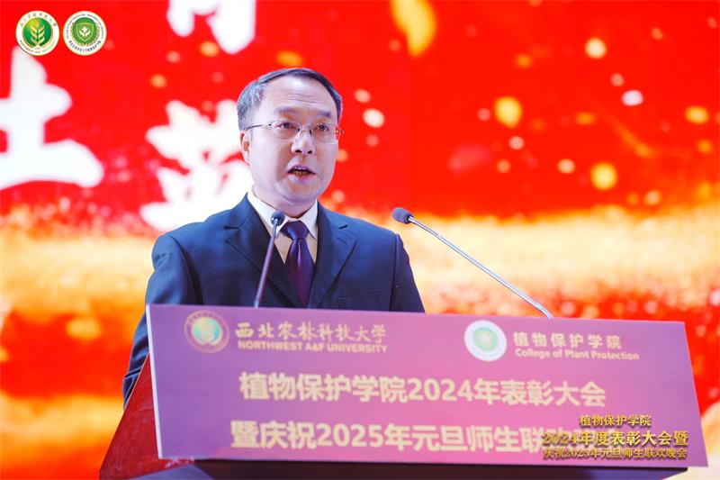 8001.成人色情
党委书记黄明学主持表彰大会.jpg