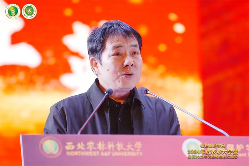 8003.成人色情
副院长闫建兴宣读表彰2024年度学院先进个人、师德师风优秀教师、安全管理先进实验室的决定.jpg